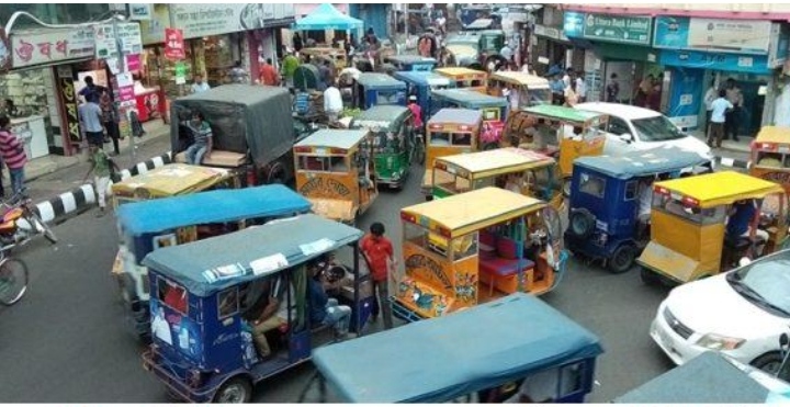 অতিরিক্ত ভাড়া সহ অতিরিক্ত যাত্রী নিয়ে চলছে অটোরিকশা,  মাহিন্দ্রা!