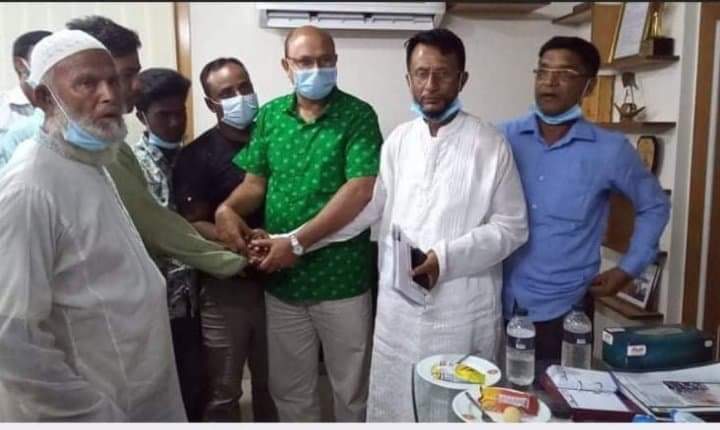 বেড়িবাঁধ রক্ষায় একযোগে কাজ করার প্রত্যয়।