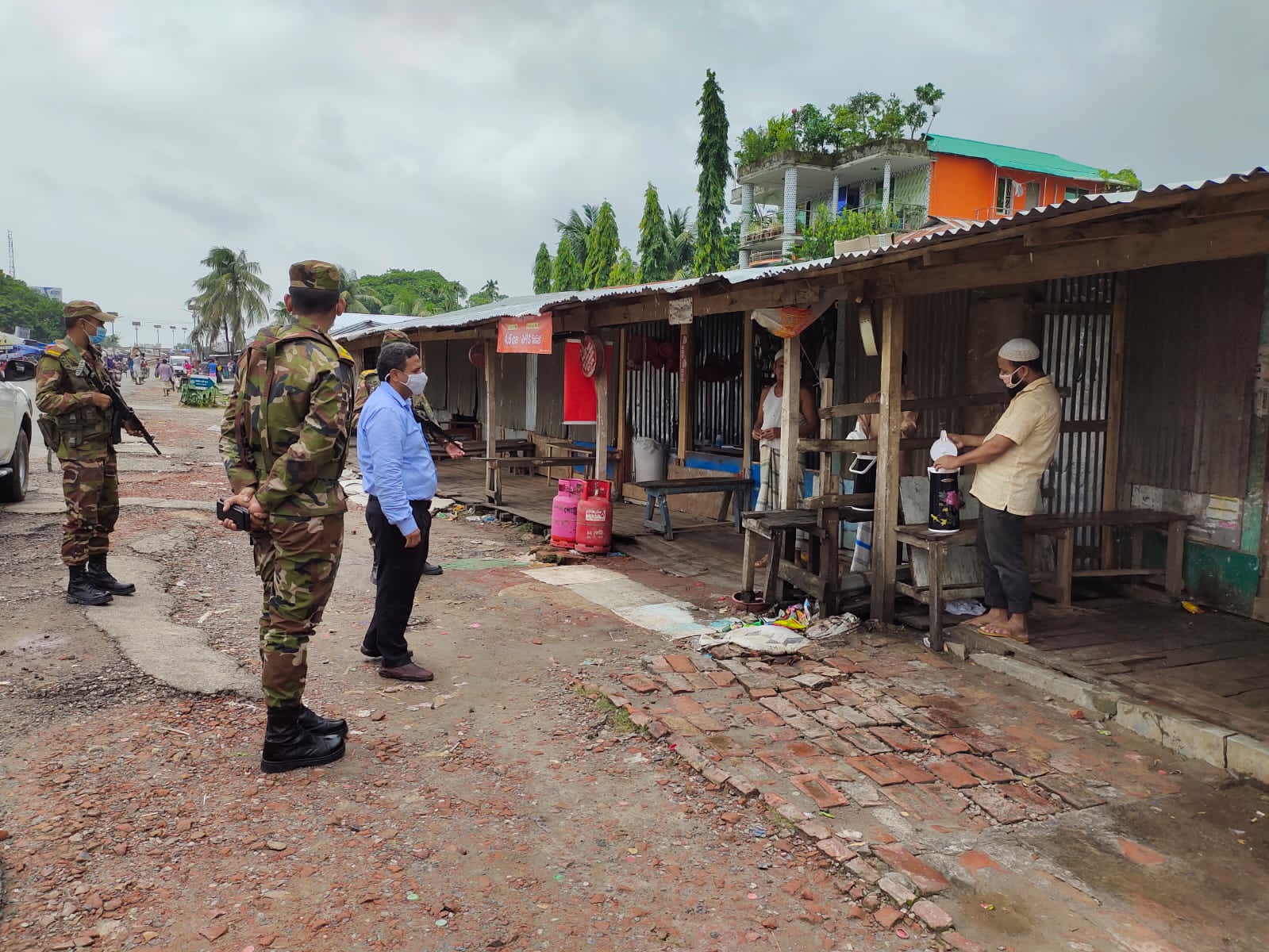 কঠোর লকডাউনে কলাপাড়ায় ২৪ জনকে ৩০হাজার ৩০০টাকা অর্থদণ্ড।। 