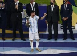 অপ্রতিরোধ্য মেসির হাতেই কোপার গোল্ডেন বল ও বুট