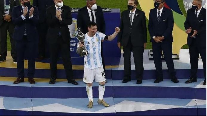 অপ্রতিরোধ্য মেসির হাতেই কোপার গোল্ডেন বল ও বুট