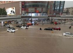 চীনে ভয়াবহ বন্যা: দুর্গত এলাকা থেকে ১ লাখ ৬০ হাজার মানুষ উদ্ধার