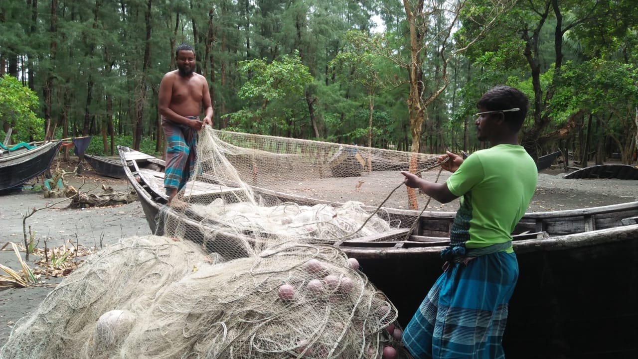 নিষেধাজ্ঞা অমান্য করে ইলিশ শিকার করায় ৪০ হাজার টাকা জরিমানা।।