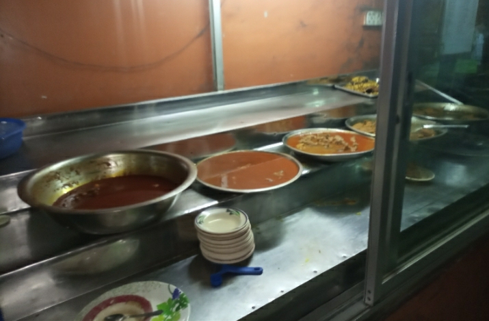 ফকিরহাটে ইউএনও কর্তৃক হোটেলের গ্লাস ভেঙে ফেলা ও খাবার নষ্টের অভিযোগ