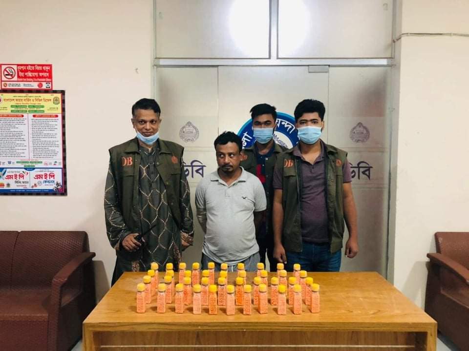 কক্সবাজারে মোটরসাইকেলের তেলের ট্যাঙ্কিতে ২৫ হাজার ইয়াবাসহ পাচারকারী আটক