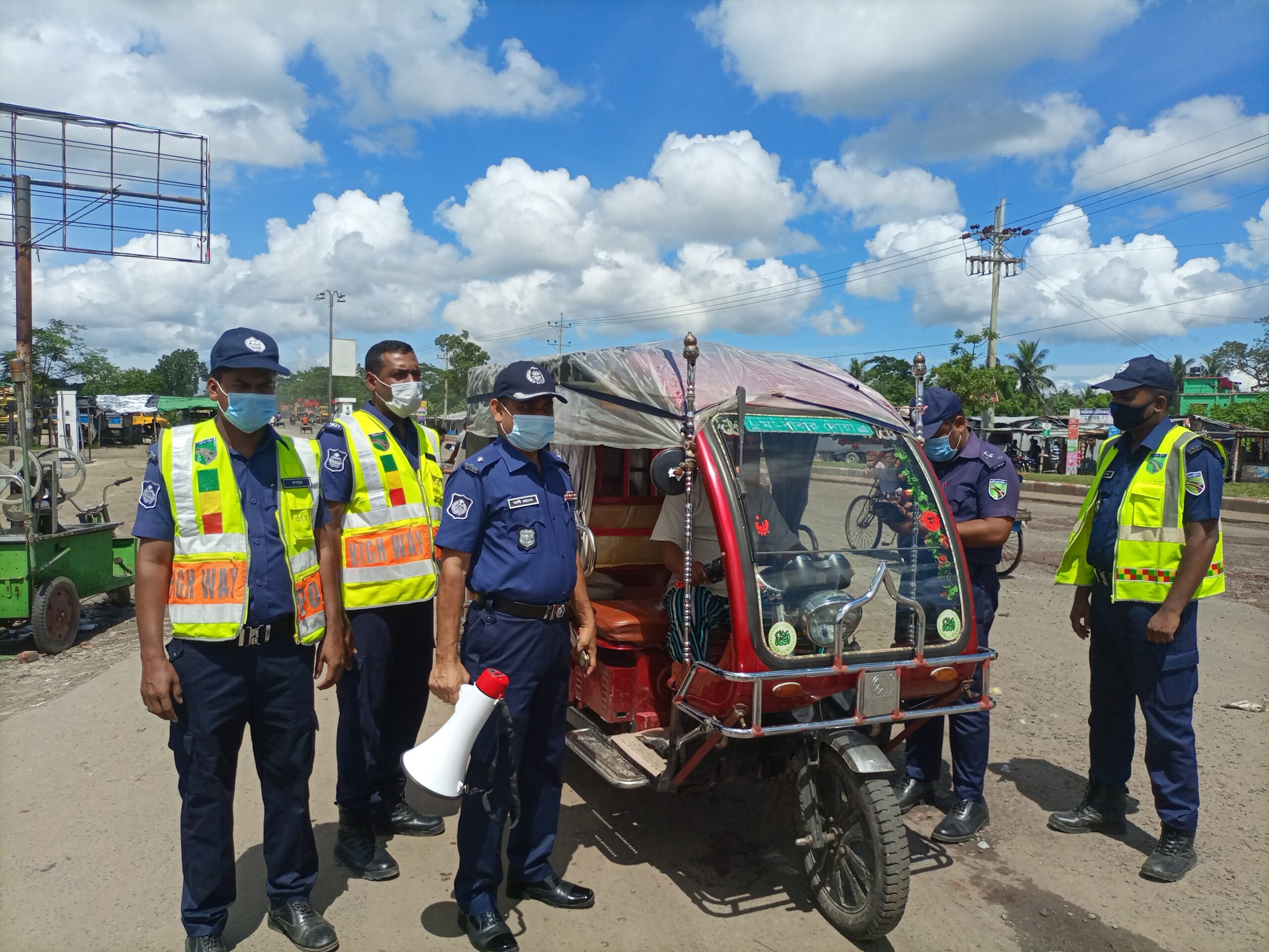 ফকিরহাটে মহাসড়কে থ্রি-হুইলার চলাচল বন্দে হাইওয়ে থানা পুলিশের অভিযান শুরু
