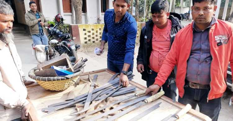 রাজশাহীতে দেশীয় অস্ত্রসহ কামার আটক