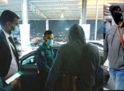 লুকিয়ে’পিছনের দরজায় পলাতকের মতই বিমানবন্দর ছাড়লেন ডা. মুরাদ।