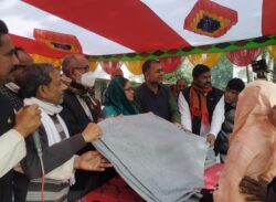 শীতার্তদের মাঝে ফারুক খান এম পি এর পহ্ম থেকে মহেশপুর ইউনিয়নে কম্বল বিতরণ। 