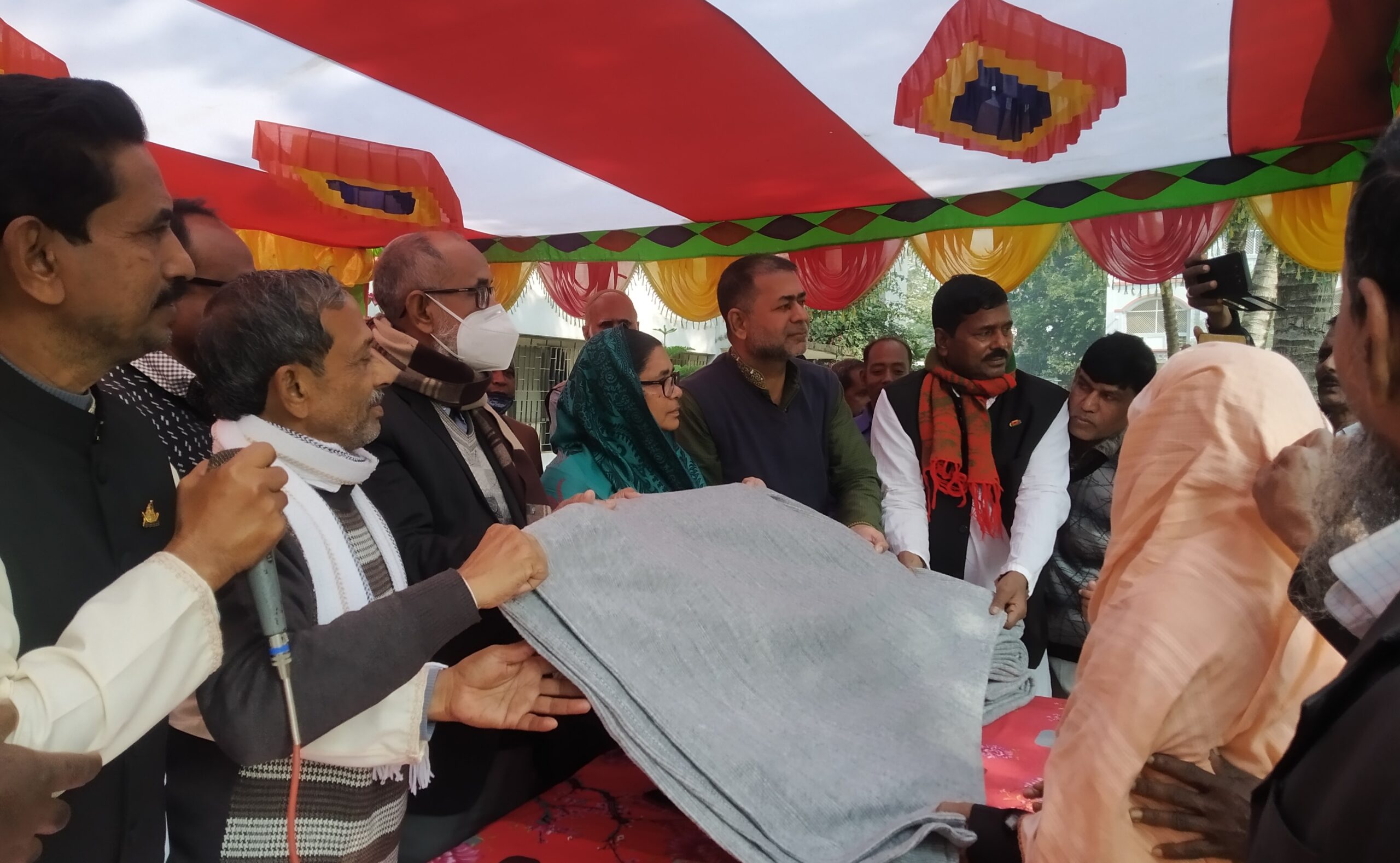 শীতার্তদের মাঝে ফারুক খান এম পি এর পহ্ম থেকে মহেশপুর ইউনিয়নে কম্বল বিতরণ। 