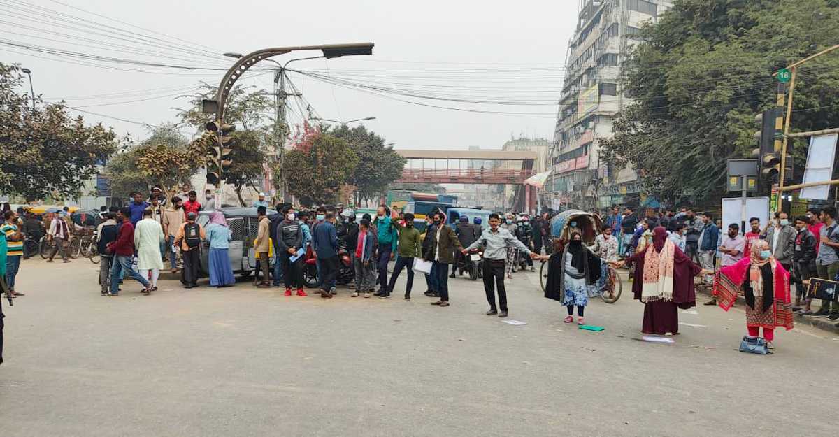 নোটিশ ছাড়াই পরীক্ষা স্থগিত, সড়ক অবরোধ শিক্ষার্থীদের।