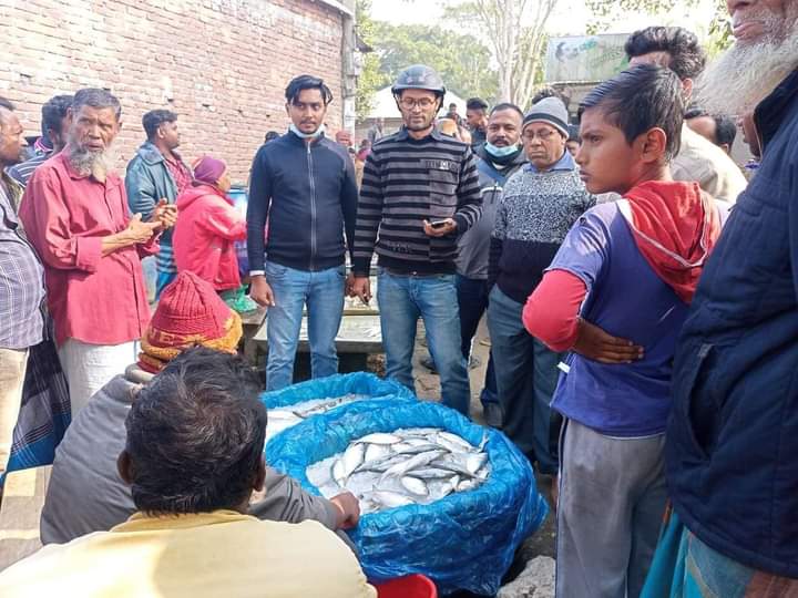 কাশিয়ানীতে ইলিশ রহ্মায় জাটকা জব্দ করে এতিম খানায় দান।
