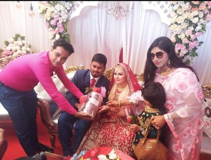 বরিশালে সয়াবিন তেল উপহার পেলেন জার্মান তরুণীর বৌভাতে।