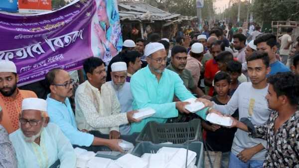 রাজশাহী মহানগর আ’লীগের সাধারণ সম্পাদকের ইফতার বিতরণ