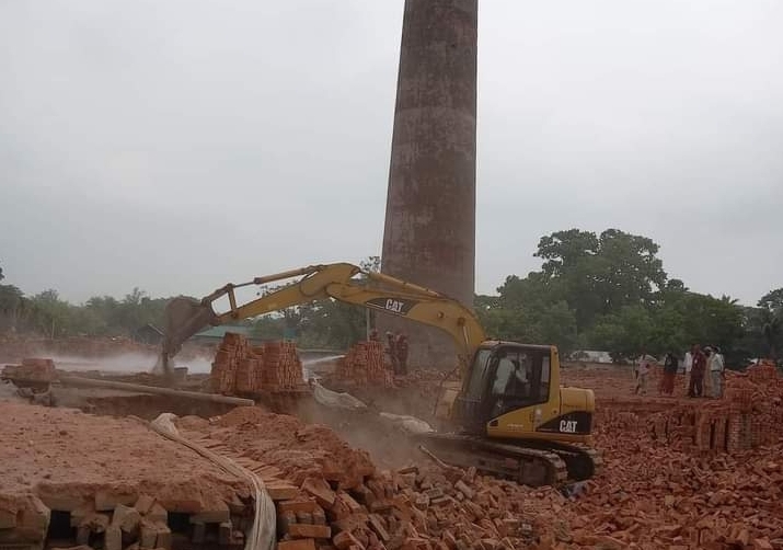 ত্রিশালে ইট ভাটায় পরিবেশ অধিদপ্তরের মোবাইল কোর্টে জরিমানা আদায়।