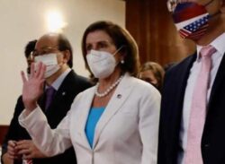 চীনকে বুড়ো আঙুল, তাইওয়ানের পার্লামেন্টে পেলোসি