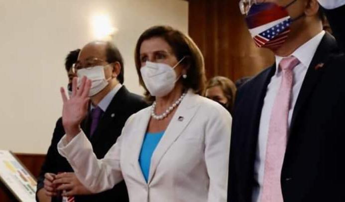 চীনকে বুড়ো আঙুল, তাইওয়ানের পার্লামেন্টে পেলোসি