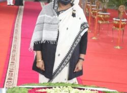 বঙ্গবন্ধুর প্রতিকৃতিতে প্রধানমন্ত্রীর শ্রদ্ধা নিবেদন