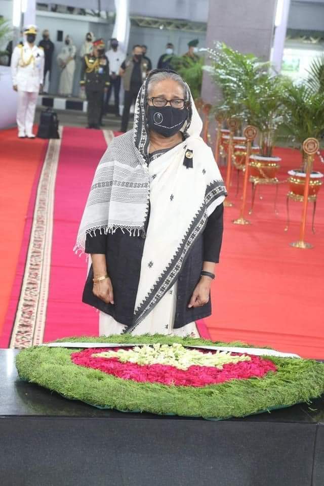 বঙ্গবন্ধুর প্রতিকৃতিতে প্রধানমন্ত্রীর শ্রদ্ধা নিবেদন