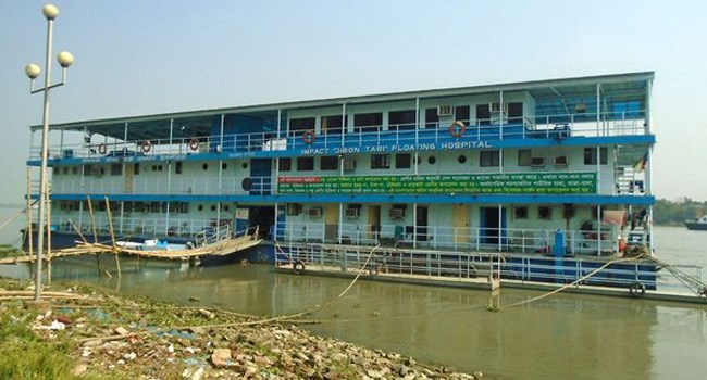 ভান্ডারিয়ায় ভাসমান ‘জীবন তরী’