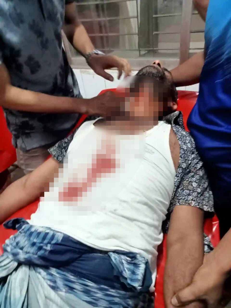লক্ষ্মীপুরের চন্দ্রগঞ্জে শওকত নাম এক ব্যক্তির গলা কেটে দিল দুর্বৃত্তরা