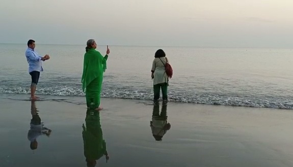 কুয়াকাটা সৈকতে সূর্যাস্তের ছবি তুললেন শিক্ষা মন্ত্রী।।