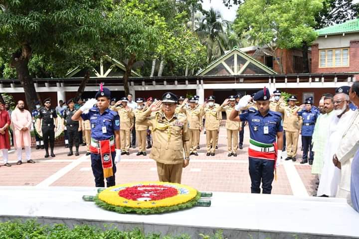 বঙ্গবন্ধুর সমাধিতে আইজিপির শ্রদ্ধা