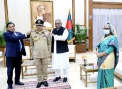 আইজিপিকে র‌্যাংক ব্যাজ পরালেন মাননীয় প্রধানমন্ত্রী