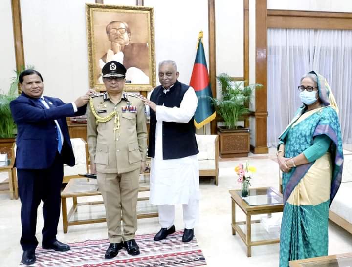 আইজিপিকে র‌্যাংক ব্যাজ পরালেন মাননীয় প্রধানমন্ত্রী