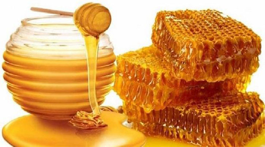 মধুতে মেশানো হচ্ছে রং-চিনি-ফিটকিরি।