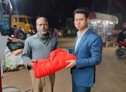 লক্ষ্মীপুরে শীতবস্ত্র নিয়ে রাতে অসহায়দের পাশে সাংবাদিক নজরুল ইসলাম জয়