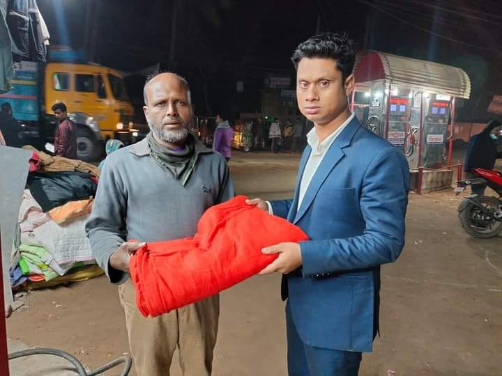 লক্ষ্মীপুরে শীতবস্ত্র নিয়ে রাতে অসহায়দের পাশে সাংবাদিক নজরুল ইসলাম জয়