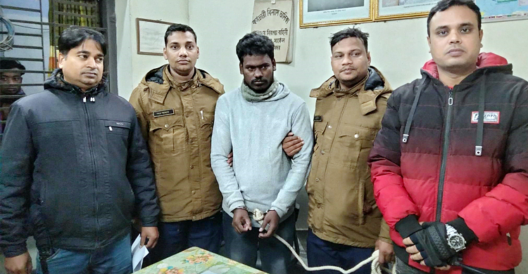 রাজশাহী রেলস্টেশনে টিকিট কালোবাজারির সময় এক যুবক গ্রেফতার।