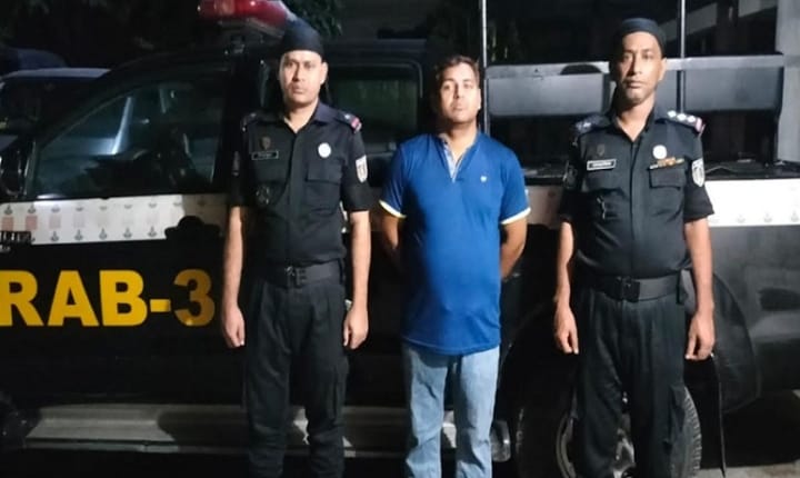 রাজধানীর হাতিরঝিল থেকে ১৪ বছর কারাদণ্ডপ্রাপ্ত পলাতক আসামি মো. শিপন হাওলাদারকে র‍্যাবের যৌথ অভিযানে গ্রেফতার।