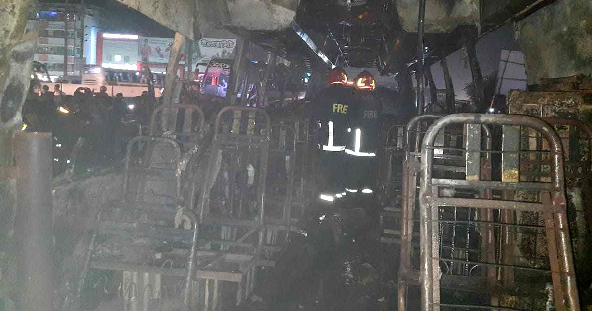 ভোরে নাটোরে একসঙ্গে ৩ বাসে আগুন