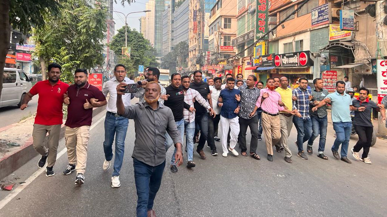 অবরোধের সমর্থনে রাজধানীতে স্বেচ্ছাসেবক দলের মিছিল