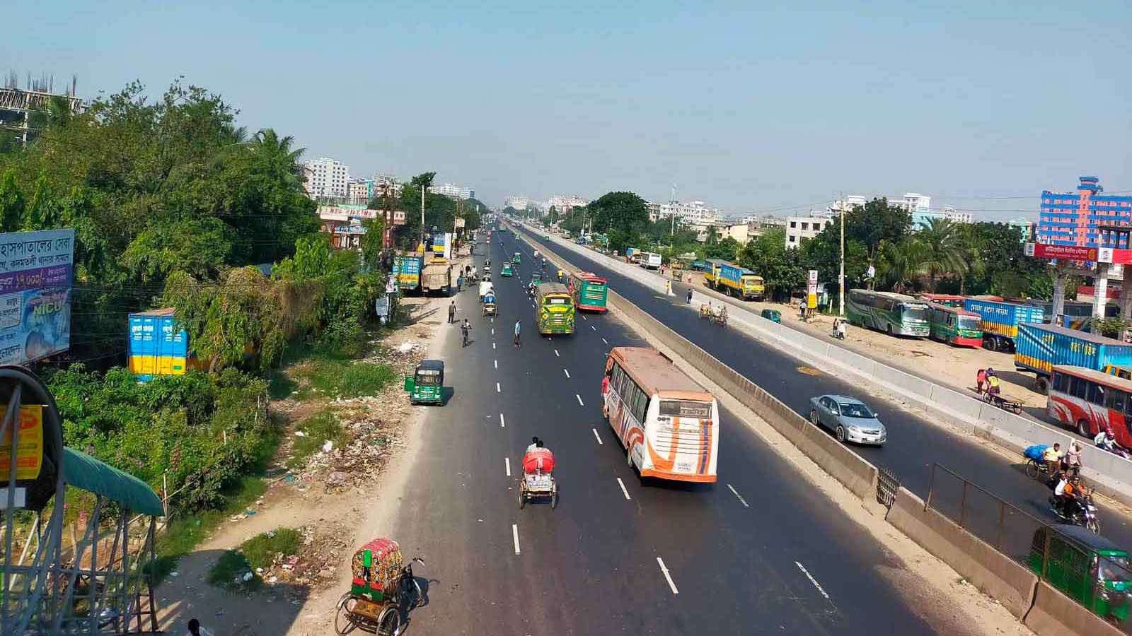রাজধানীতে গণপরিবহন কম, ছাড়ছে না দূরপাল্লার বাস