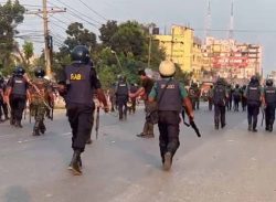 শ্রমিক-পুলিশ সংঘর্ষে আহত ১০