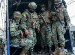 সাত পুলিশ কর্মকর্তা অপহৃতঃ জরুরি অবস্থা চলছে