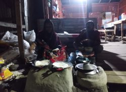 পটুয়াখালীতে  তীব্র কনকনে শীতে জমে উঠেছে পিঠা বিক্রির আমেজ।