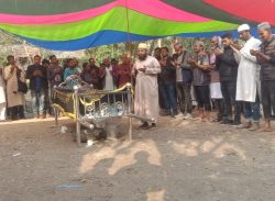 পটুয়াখালীর মির্জাগঞ্জে প্যারোলো মুক্তি, ডান্ডাবেড়ী পায়ে বাবার জানাজায় ছাত্রদল নেতা নাজমুল।