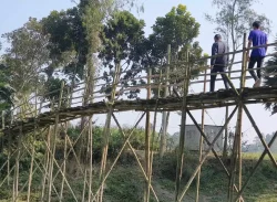 নাগরপুরে ৪ টি ইউনিয়নের সংযোগে ঝুকিপূর্ণ বাঁশের পুল, সেতু নির্মাণের দাবি এলাকাবাসীর