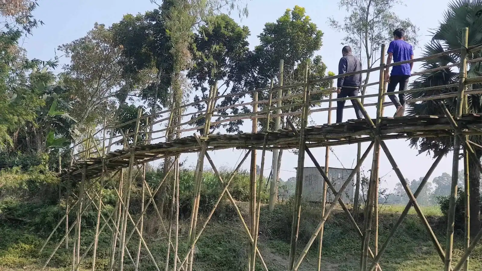 নাগরপুরে ৪ টি ইউনিয়নের সংযোগে ঝুকিপূর্ণ বাঁশের পুল, সেতু নির্মাণের দাবি এলাকাবাসীর