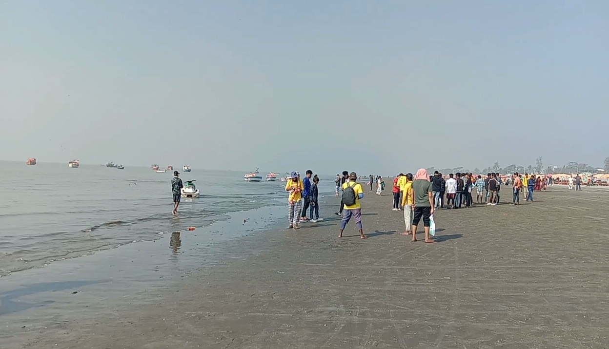 কুয়াকাটায় আশানুরুপ পর্যটক না আসায় ব্যবসায়ীরা হতাশ।।