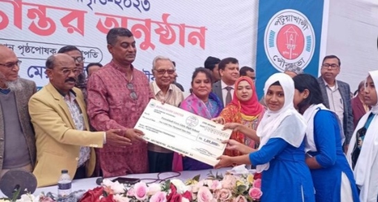 পটুয়াখালী পৌরসভার উদ্দ্যেগে ২শ ১০ শিক্ষার্থীর মাঝে শিক্ষাবৃত্তি চেক হস্তান্তর।