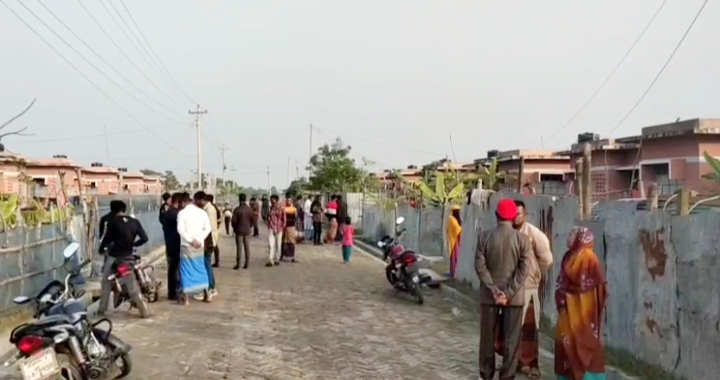 কলাপাড়ায় বিষের বোতল হাতে নিয়ে স্ত্রীর স্বীকৃতির দাবীতে প্রেমিকের বাড়িতে তরুণীর অনশন।