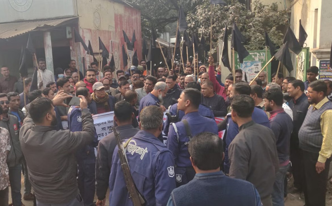 বিএনপির ‘কালো পতাকা মিছিলে’ পুলিশি বাধা, লাঠিচার্জ-আটক