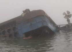 পাটুরিয়ায় ডুবে গেছে যানবাহন বোঝাই ফেরি ‘রজনীগন্ধা’