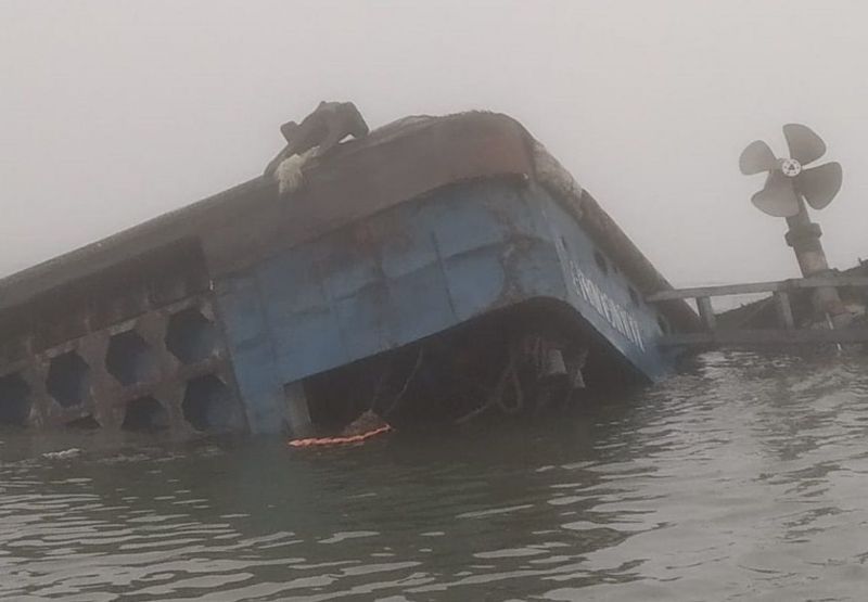 পাটুরিয়ায় ডুবে গেছে যানবাহন বোঝাই ফেরি ‘রজনীগন্ধা’