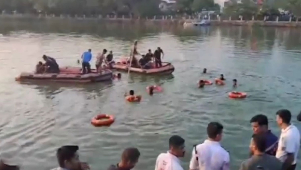 মর্মান্তিক দুর্ঘটনা, নৌকাডুবিতে ১৩ স্কুল শিক্ষার্থী নিহত